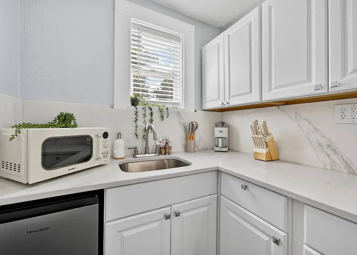 Unit 8 Charming Hideaway Cottage Pensacola
