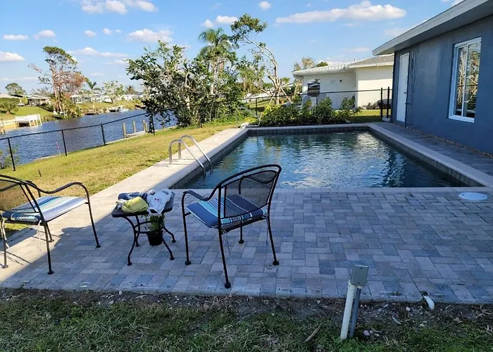 Relaxing Canal Front 2 Bedroom Pool Home In North Port - Pineapple Way