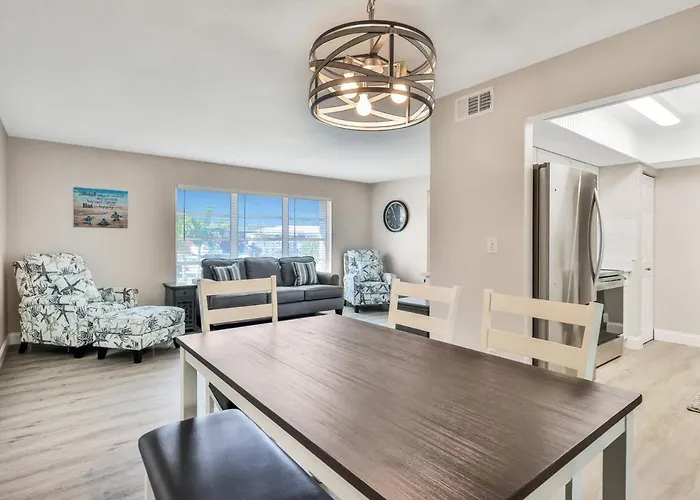 Relaxing Canal Front 2 Bedroom Pool Home In North Port - Pineapple Way