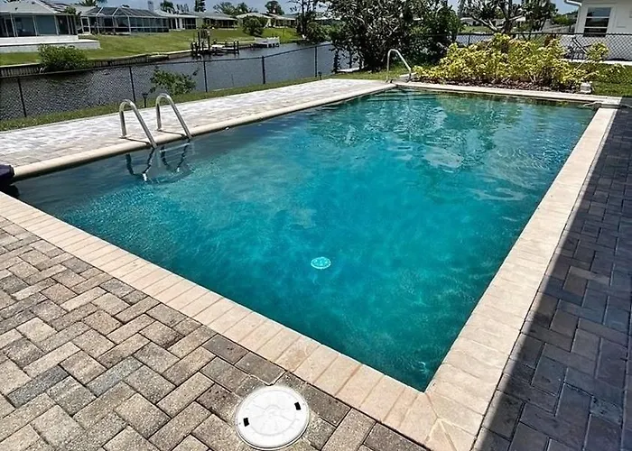 Relaxing Canal Front 2 Bedroom Pool Home In North Port - Pineapple Way
