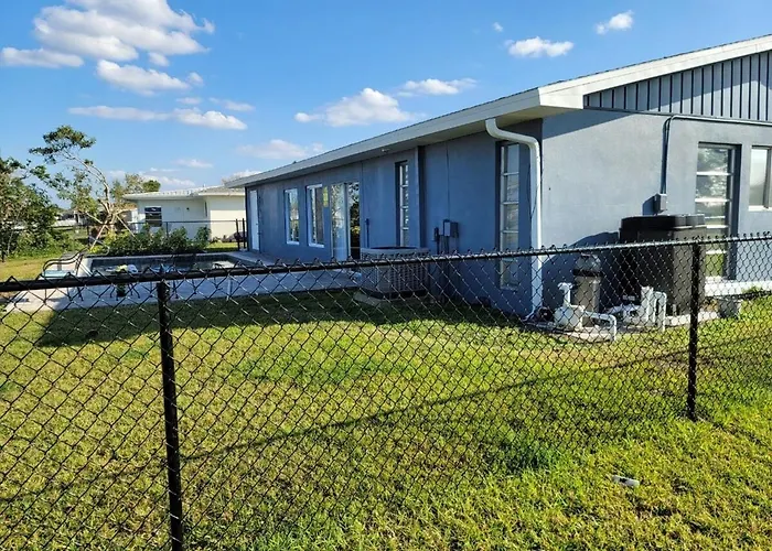 Relaxing Canal Front 2 Bedroom Pool Home In North Port - Pineapple Way