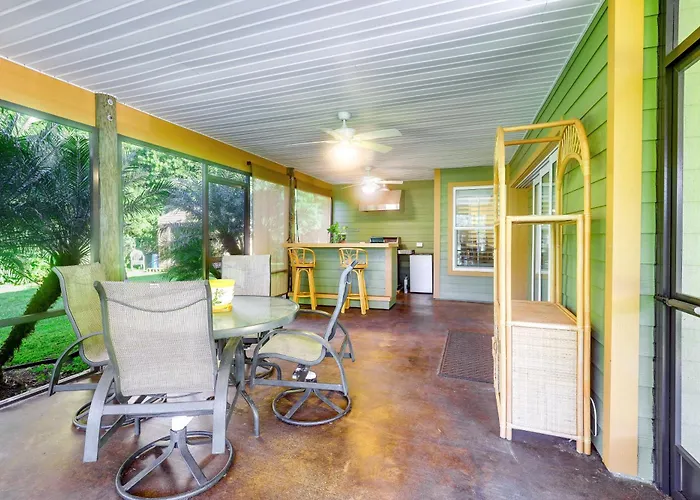 Pet-Friendly Fort Pierce Home W/ Screened Porch!