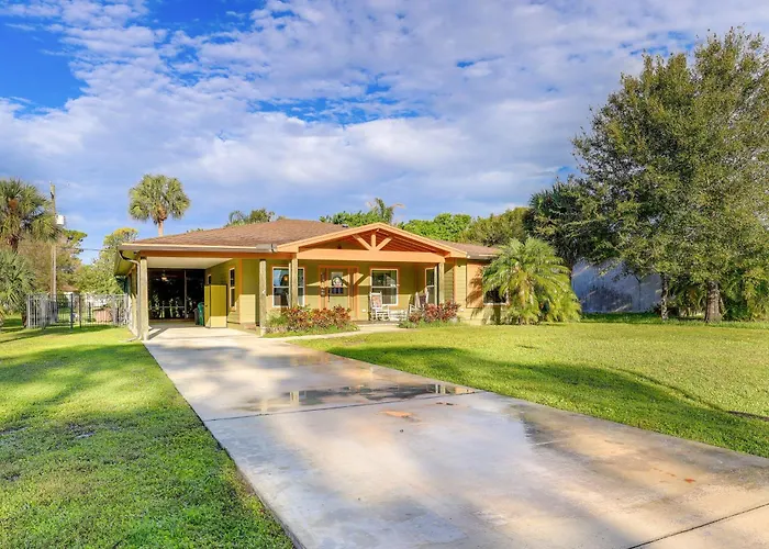 Pet-Friendly Fort Pierce Home W/ Screened Porch!