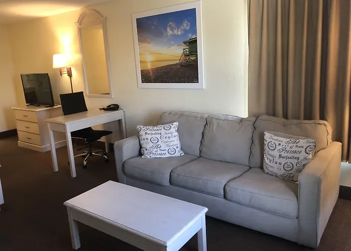 Days Inn & Suites By Wyndham Navarre - Near Beaches Hurlburt