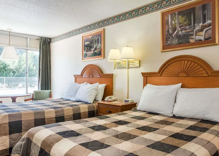 Days Inn By Wyndham Lake City I-75