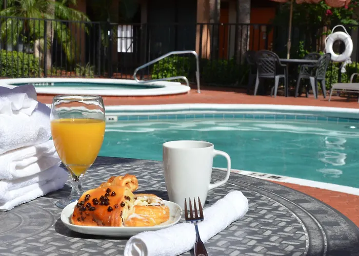 Days Inn & Suites By Wyndham Orlando Airport