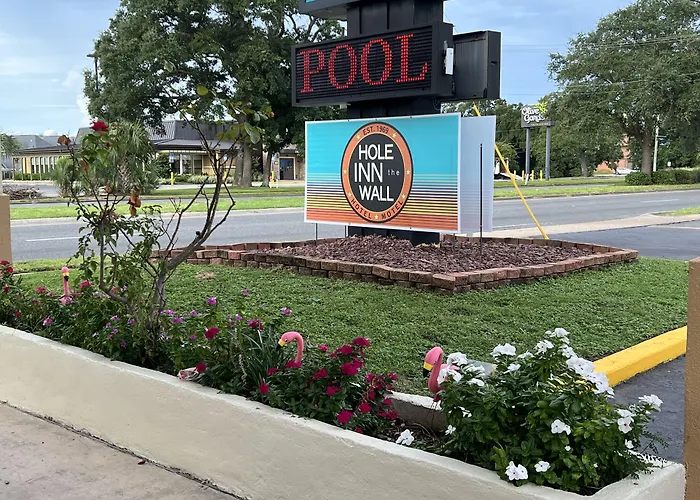 Hole Inn The Wall Hotel - Fort Walton Beach - Sunset Plaza - Nearby Beaches & Hurlburt