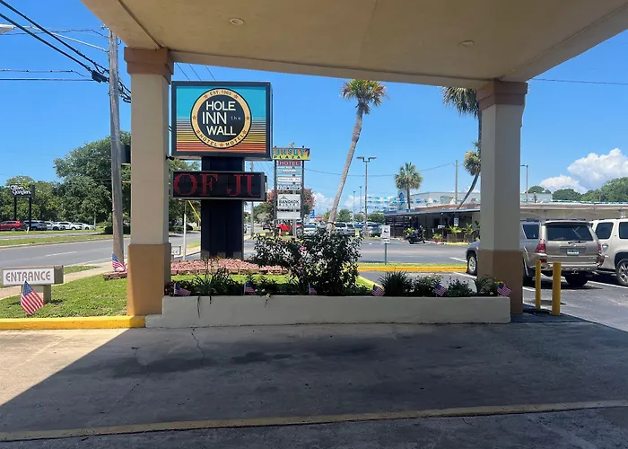 Hole Inn The Wall Hotel - Fort Walton Beach - Sunset Plaza - Nearby Beaches & Hurlburt