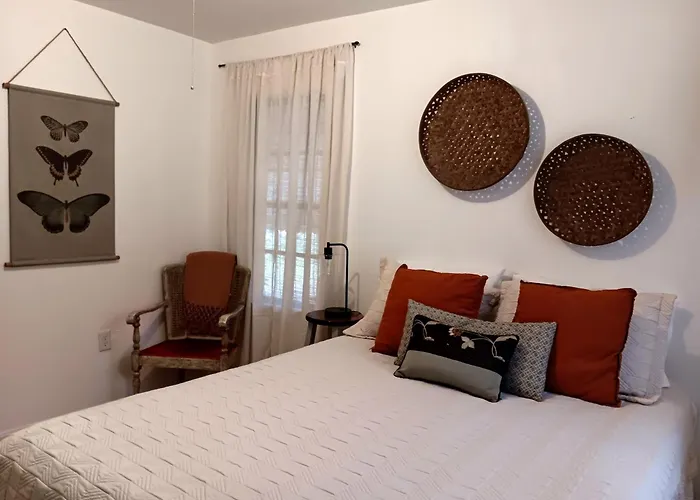 Mid Century Style Cottage Near Historic Downtown