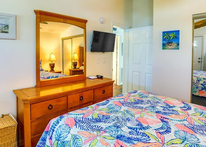 Pool Access, Walk To Beach! Cozy Jensen Beach Home