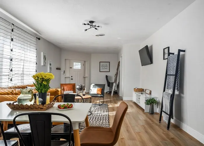 Luxury Home & Mins To Beach And Walk To Downtown