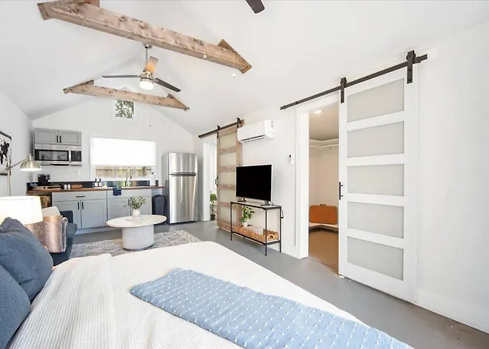 Luxe King Studio Near Anna Maria Island With Private Parking And Beach Gear And Wifi
