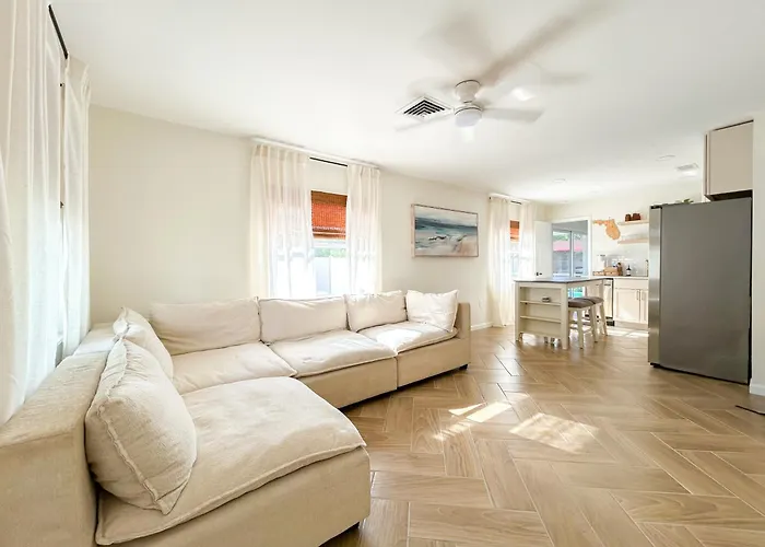 Waterfront Retreat With Kayaks, Walk To The Beach