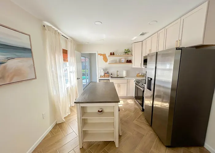 Waterfront Retreat With Kayaks, Walk To The Beach