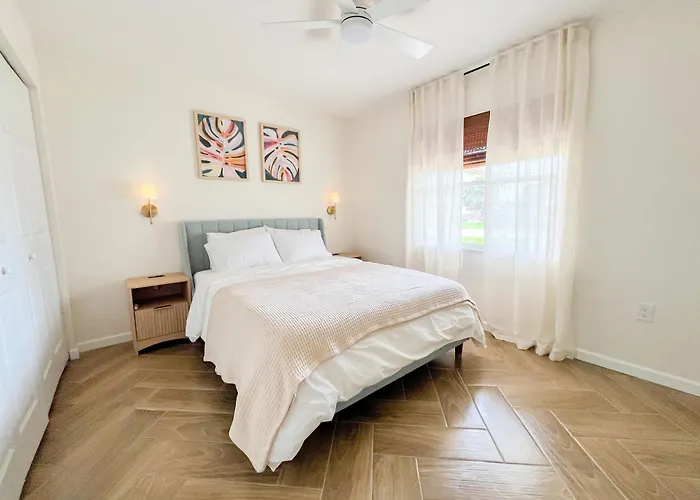Waterfront Retreat With Kayaks, Walk To The Beach
