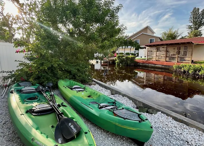 Waterfront Retreat With Kayaks, Walk To The Beach