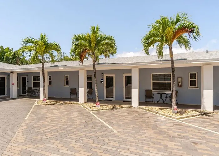 Stylish Coastal Studio Walk To Beach, Pool & Eats