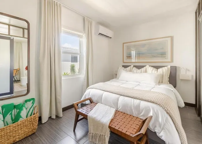 Stylish Coastal Studio Walk To Beach, Pool & Eats