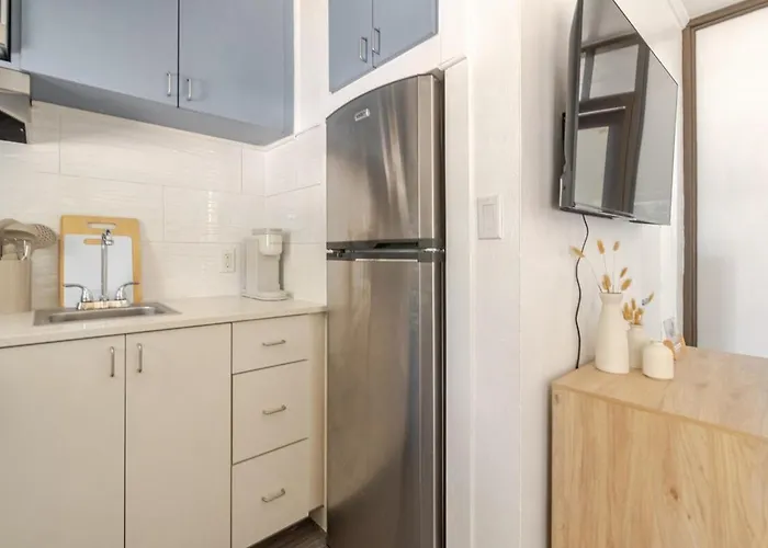 Stylish Coastal Studio Walk To Beach, Pool & Eats