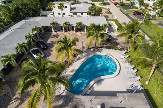 Stylish Coastal Studio Walk To Beach, Pool & Eats