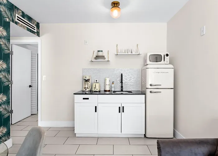 Byronessa Miami Beach
