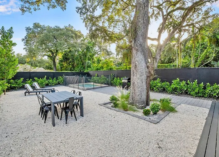 Stunning Tropical Pool House North Miami