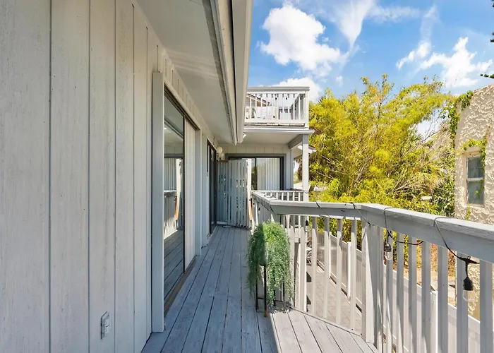 Beach Rd, 300Ft To Beach Access & 500Ft To Siesta Key Village, 2Bdr