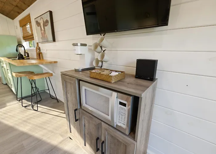 Vista Verde Farm Retreat - Stylish Cabins Nearby Springs