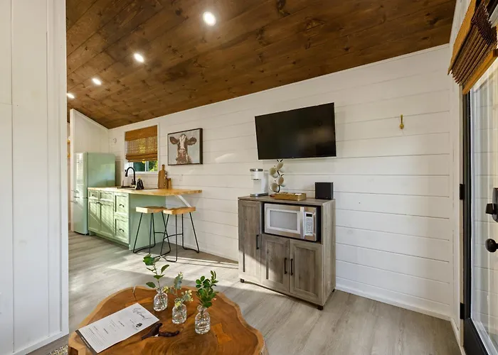 Vista Verde Farm Retreat - Stylish Cabins Nearby Springs