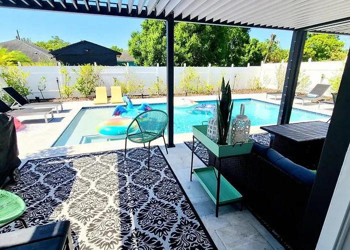 Poshpadz Pool Villa, Hot Tub, Near Beach, Sleeps 6