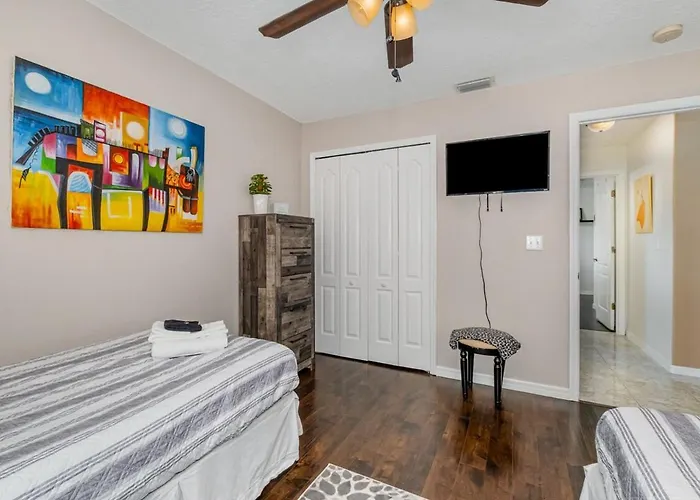 Elegant 4Br Pool Sanctuary - Ideal For Work Or Play!