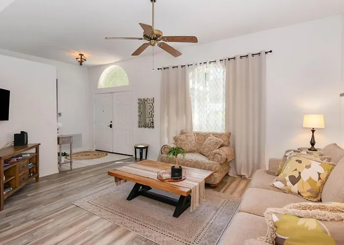 Spacious Luxury Pool Home Oasis - 8Mi To Airport