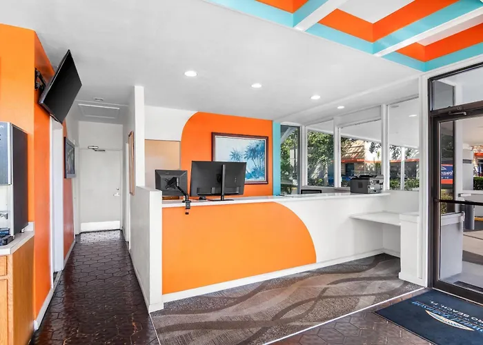 Howard Johnson By Wyndham Vero Beach / Downtown