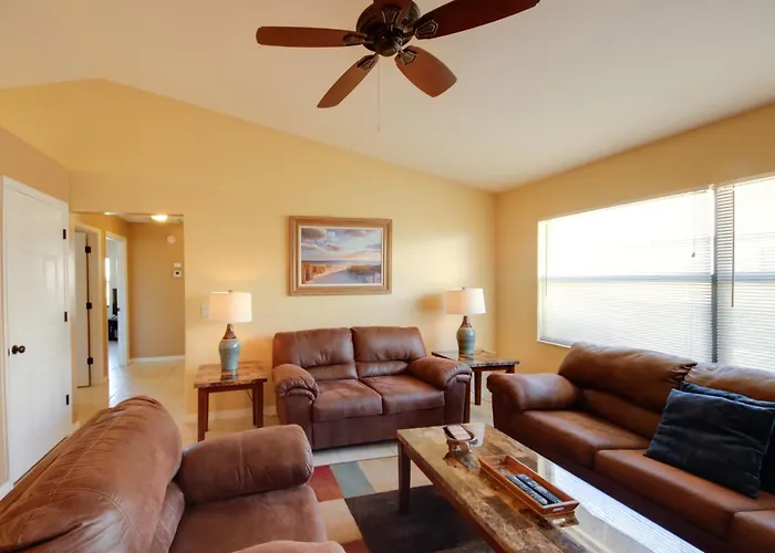 Screened Porch + Pool Access: Cozy Sebring Condo