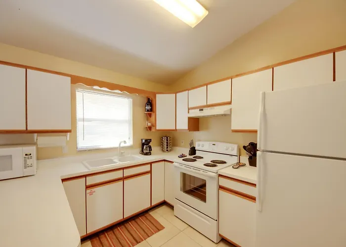 Screened Porch + Pool Access: Cozy Sebring Condo