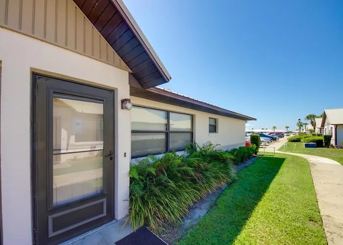 Screened Porch + Pool Access: Cozy Sebring Condo