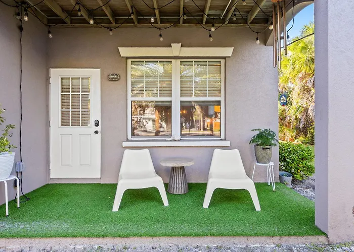 Updated! Sleeps 9-Steps To Beach & Eats!
