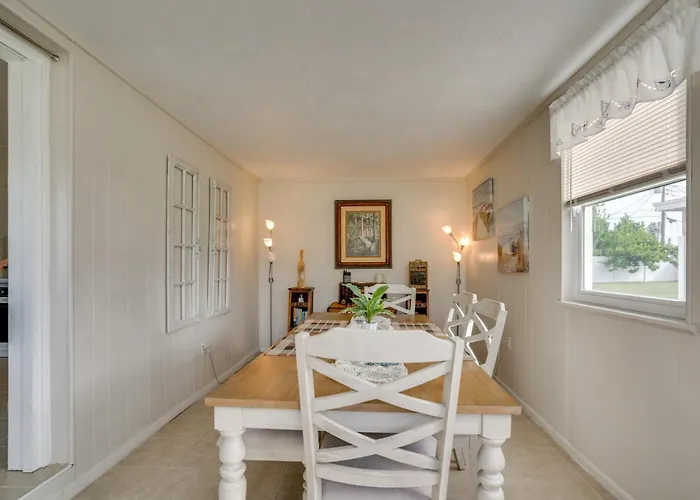 Relax In Hot Tub, Walk To Springs: North Port Home