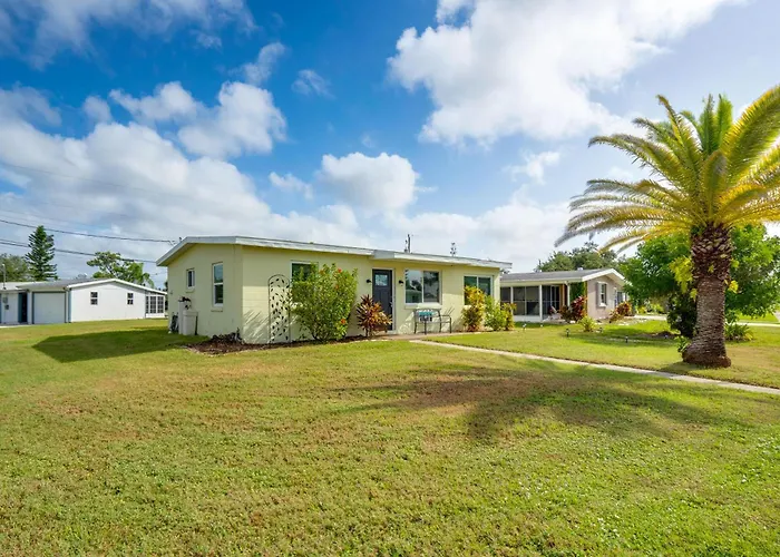 Relax In Hot Tub, Walk To Springs: North Port Home