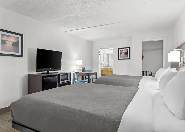 Quality Inn & Suites At Tropicana Field
