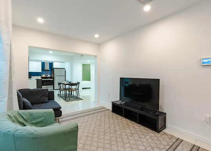 Beautiful, Fully Furnished 2Bed 1Bath House - 5 Minute Walk To Miracle Mile Downtown Coral Gables