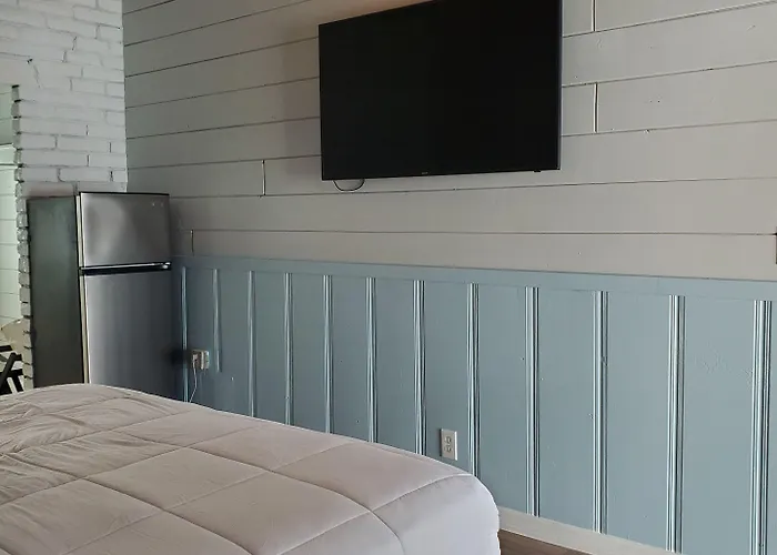 Hollywood Gardens Inn & Suites