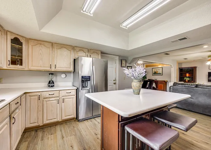 Bbq Ready: Hawthorne Home W/ Screened-In Patio