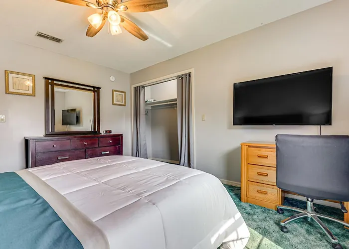 Bbq Ready: Hawthorne Home W/ Screened-In Patio