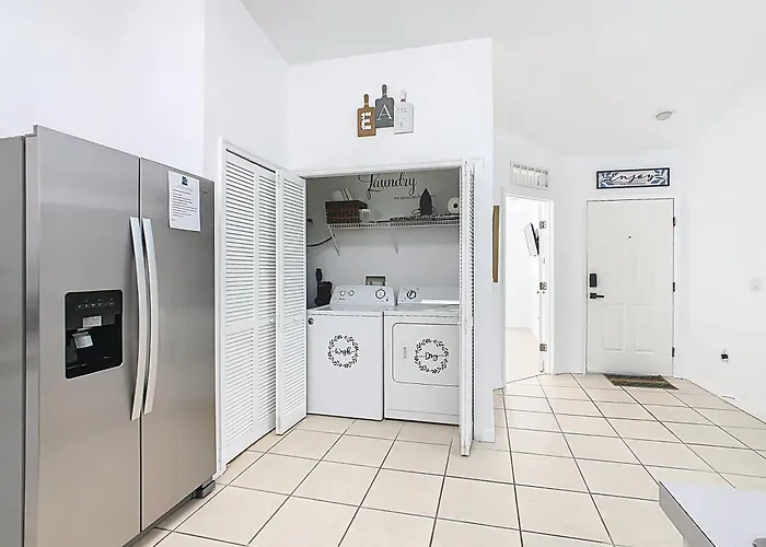The Galactic Getaway, 3Bed, 2Bath Apartment, Free Parking, Heated Pool