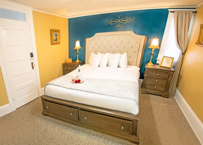 Inn On Charlotte Boutique Hotel