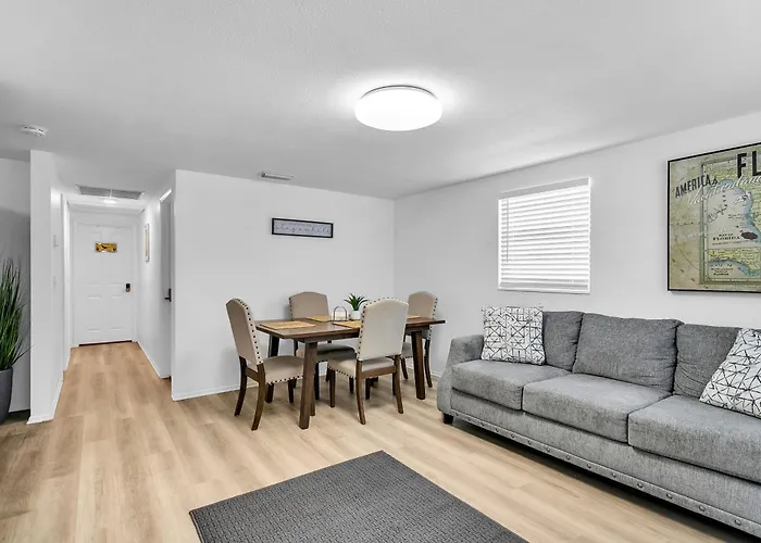 Roomstr Arizona Room 1 Bedroom Near Macdill Afb With Shared Full Bathroom & Free Coffee