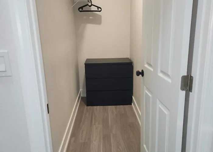 Roomstr Michigan Suite 1 Bedroom In South Tampa With Private Full Bathroom & Free Coffee