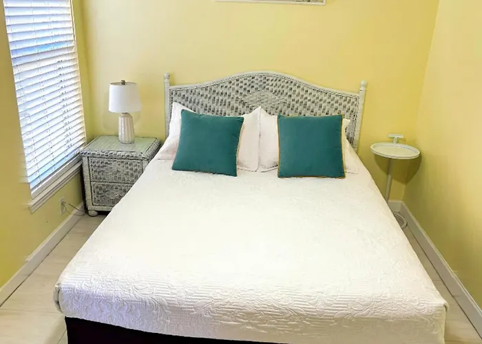 Welcoming 2-Bedroom Condo With Bonus Room!