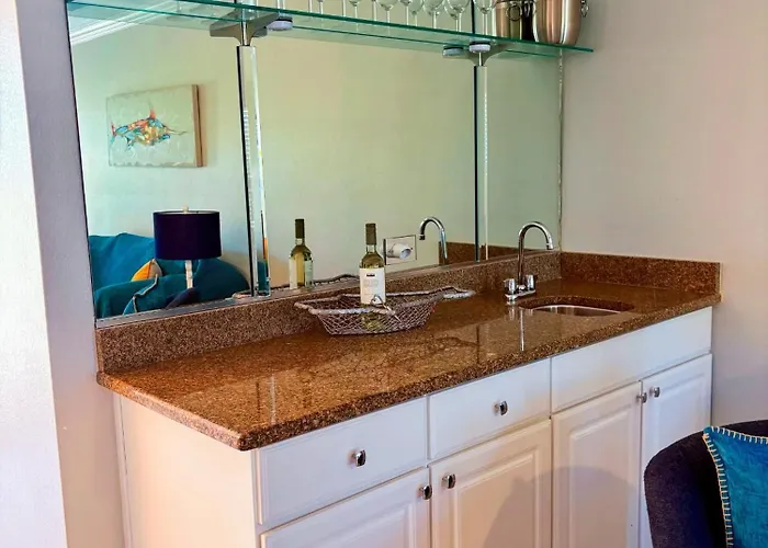 Welcoming 2-Bedroom Condo With Bonus Room!